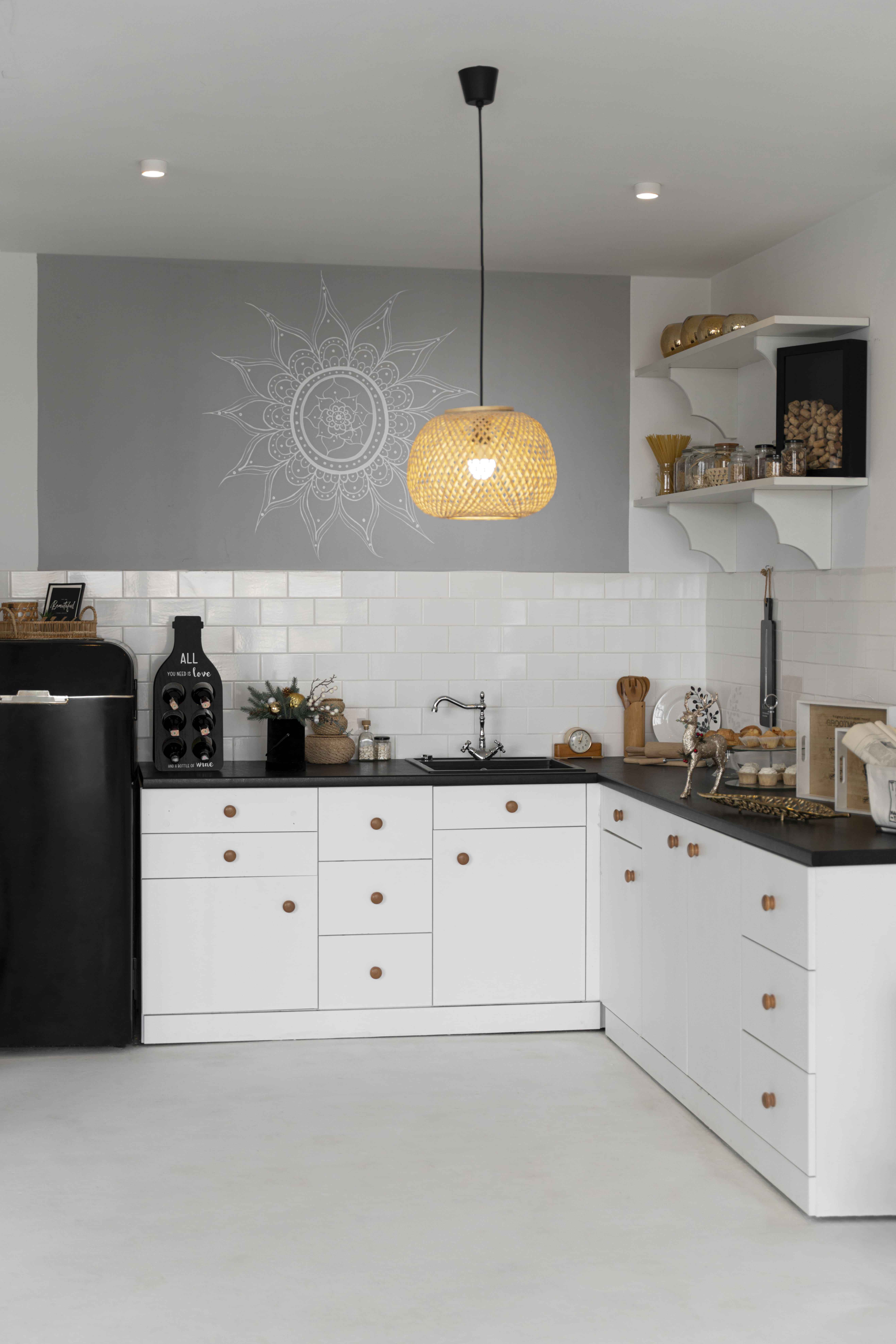 Habitación moderna vacía con muebles en Estepona